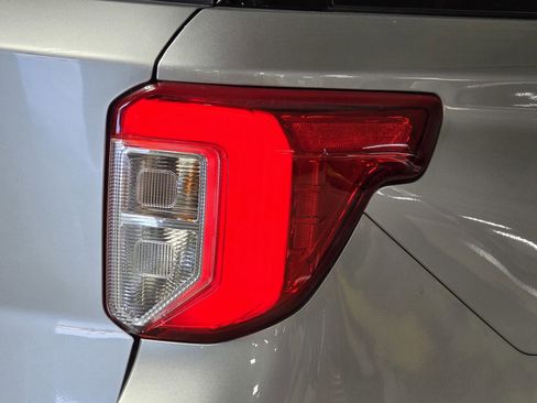 Used 2021 Ford Explorer XLT image 12