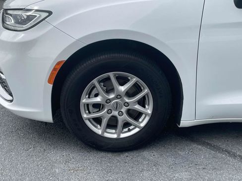 Used 2024 Chrysler Pacifica Touring-L image 12