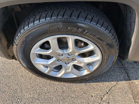 Used 2017 Jeep Renegade Latitude FWD image 9