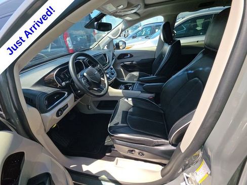 Used 2023 Chrysler Pacifica Limited FWD image 6
