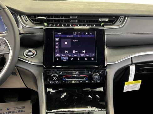 New 2025 Jeep Grand Cherokee Laredo w/ Luxury Tech Group I image 18