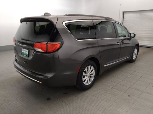 Used 2017 Chrysler Pacifica Touring-L image 9