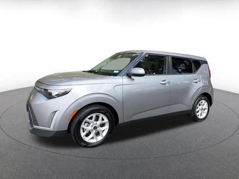 Used 2025 Kia Soul LX w/ LX Technology Package FWD image 7