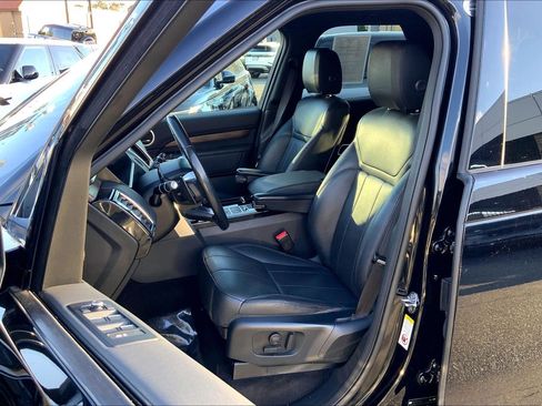 Used 2020 Land Rover Discovery HSE image 8