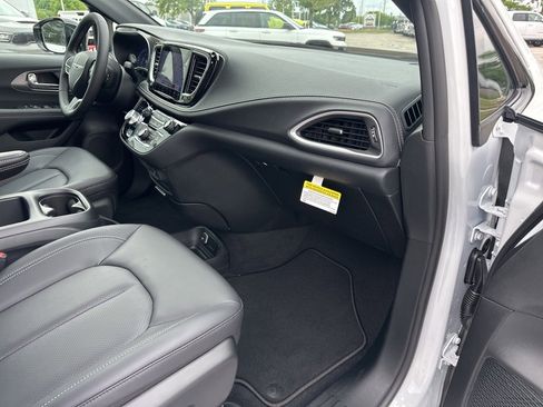 New 2026 Chrysler Pacifica Select image 51