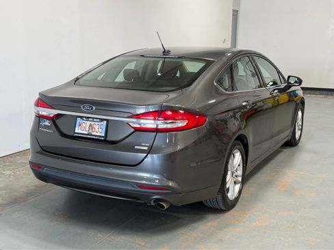 Used 2018 Ford Fusion SE w/ Fusion SE Technology Package FWD image 7