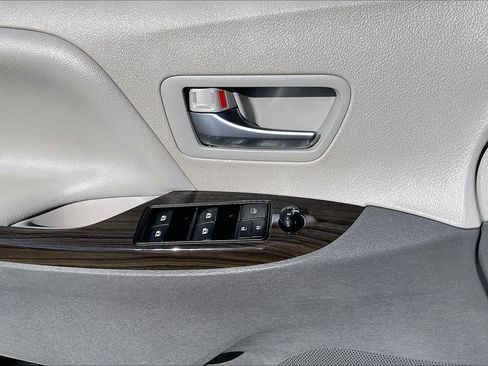 Used 2019 Toyota Sienna XLE FWD image 33