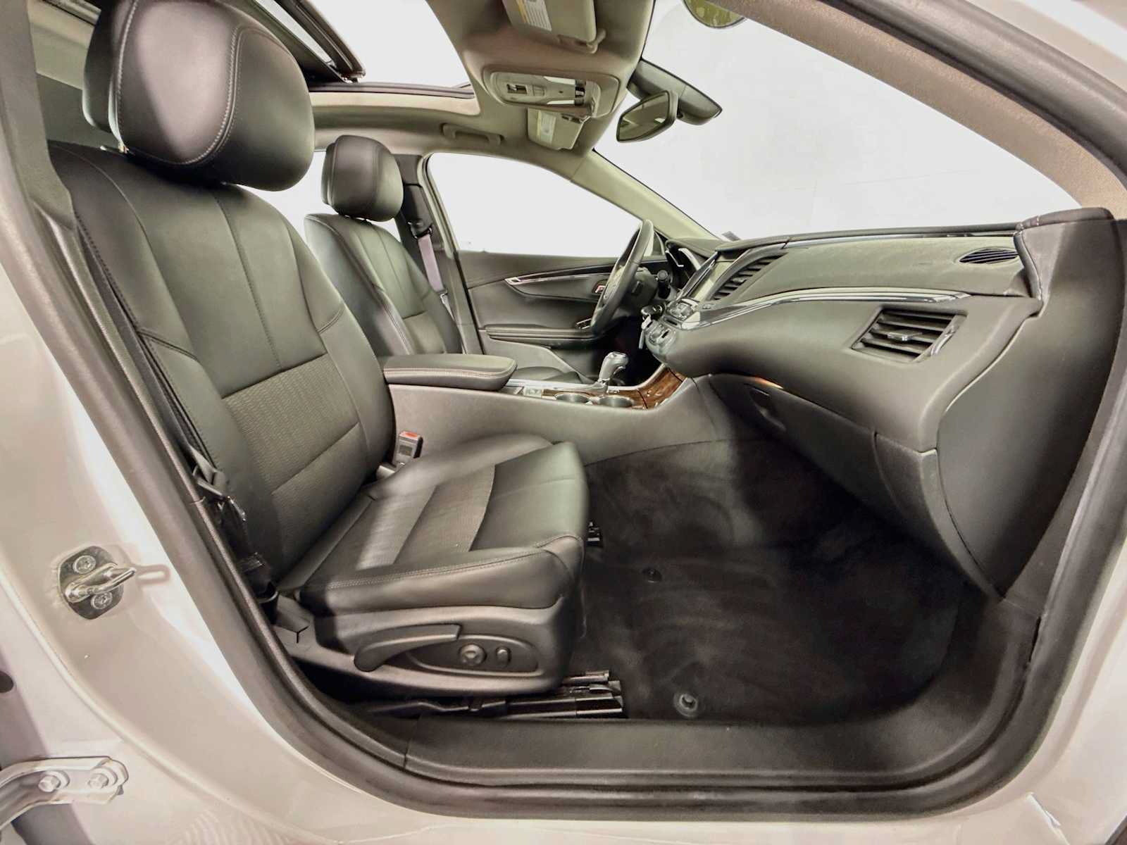 Used 2014 Chevrolet Impala LT w/ Convenience Package FWD image 23