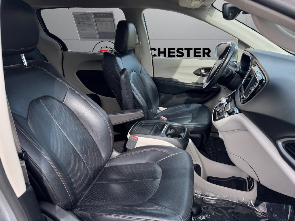 Used 2019 Chrysler Pacifica Touring-L FWD image 17