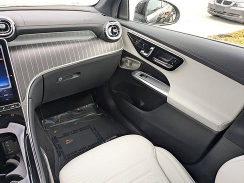 Used 2025 Mercedes-Benz GLC 300 4MATIC image 18