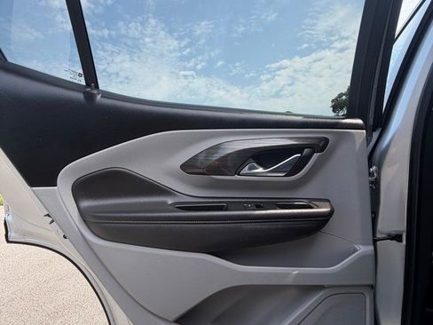 Used 2022 GMC Terrain SLT w/ Infotainment Package II FWD image 11