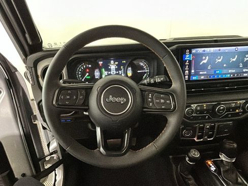 Used 2024 Jeep Wrangler Unlimited w/ Convenience Group AWD/4WD image 17