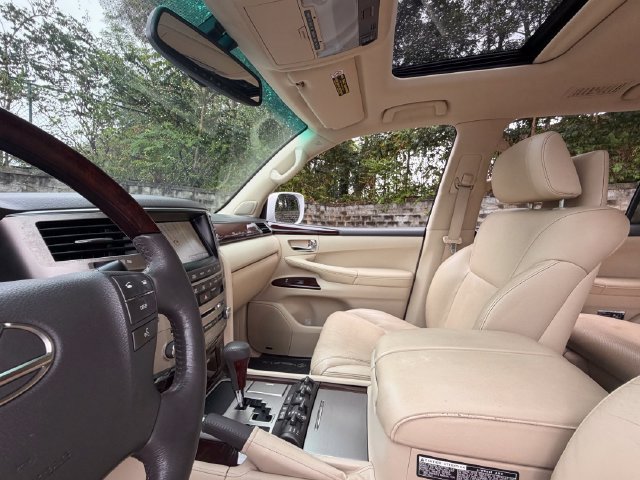Used 2015 Lexus LX 570 4WD w/ Luxury Package image 31