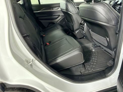 Used 2025 Jeep Grand Cherokee Limited w/ Black Appearance Package image 17