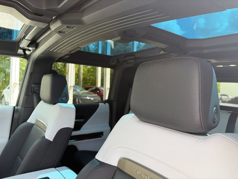 Used 2024 GMC Hummer EV 2X w/ LPO, Illumination Package AWD/4WD image 8
