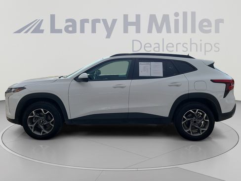 Certified 2025 Chevrolet Trax LT FWD image 2