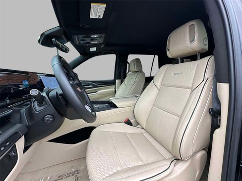 Used 2024 Cadillac Escalade Premium Luxury image 2