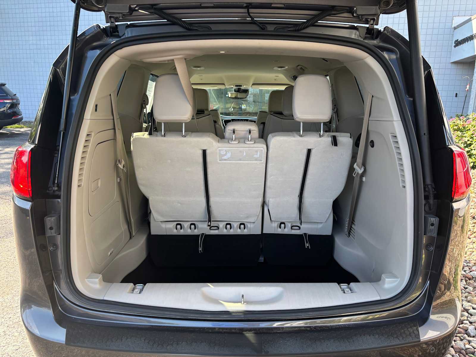 Used 2020 Chrysler Pacifica Limited w/ Advanced Safetytec Group FWD image 6
