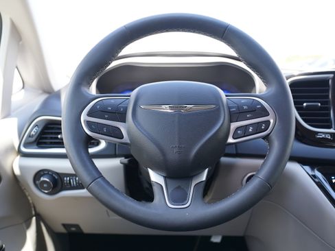Used 2024 Chrysler Pacifica Touring-L FWD image 19