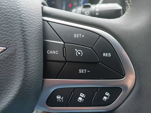 Used 2025 Chrysler Pacifica Select FWD image 6
