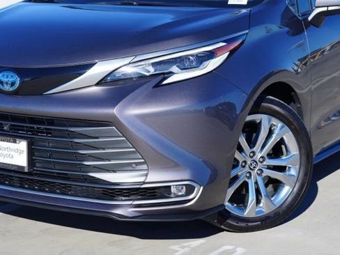 Certified 2023 Toyota Sienna Platinum image 5