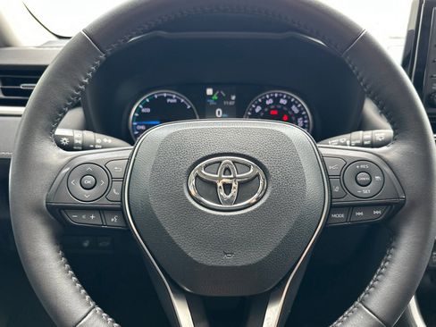 Used 2022 Toyota RAV4 XLE Premium AWD/4WD image 23