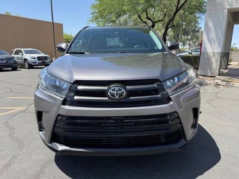 Used 2019 Toyota Highlander SE FWD image 8