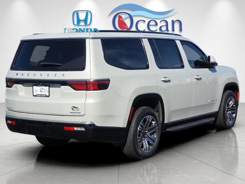 Used 2022 Jeep Wagoneer Series III w/ Convenience Group I AWD/4WD image 3