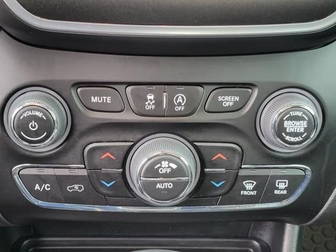 Used 2022 Jeep Cherokee Trailhawk AWD/4WD image 28