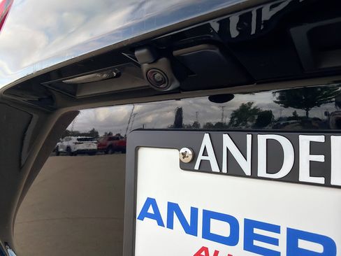 Used 2022 Toyota Highlander XLE AWD/4WD image 15