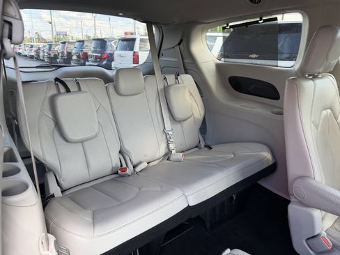 Used 2018 Chrysler Pacifica Touring-L Plus FWD image 26