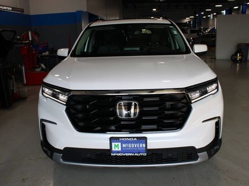 Used 2025 Honda Pilot Touring image 2
