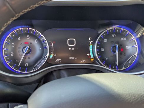 Used 2023 Chrysler Pacifica Touring-L image 19