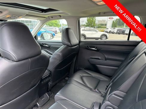Used 2022 Toyota Highlander XLE FWD image 8