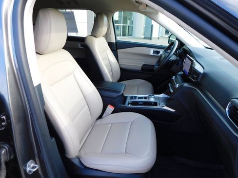 Used 2020 Ford Explorer XLT w/ Equipment Group 202A image 9