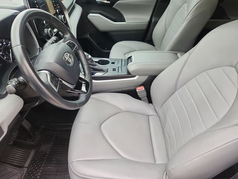 Used 2020 Toyota Highlander XLE AWD/4WD image 9