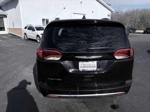 Used 2019 Chrysler Pacifica Touring-L w/ Premium Audio Group image 7