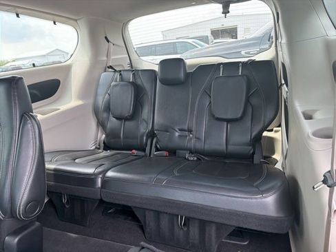 Used 2022 Chrysler Pacifica Touring-L FWD image 8