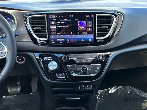 Used 2025 Chrysler Pacifica Select image 22