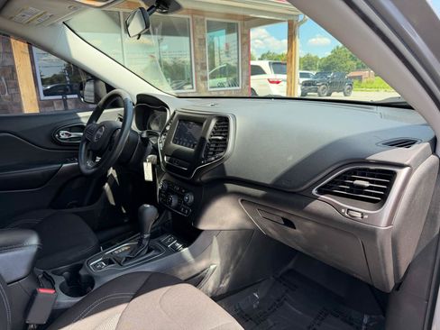 Used 2020 Jeep Cherokee Latitude FWD image 21