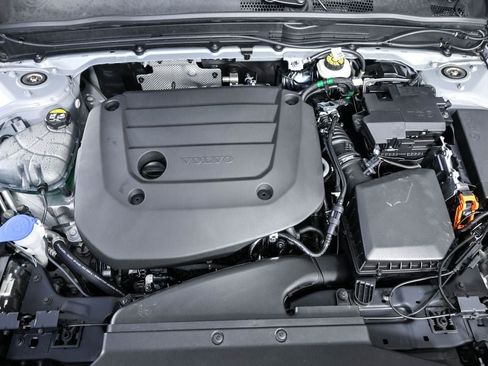 Certified 2025 Volvo XC40 B5 Plus AWD/4WD image 34