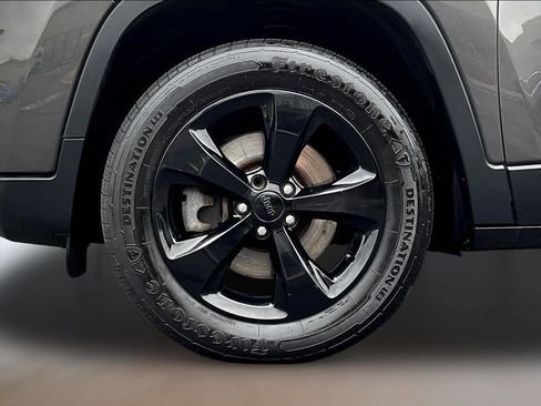 Used 2019 Jeep Cherokee Latitude Plus AWD/4WD image 30