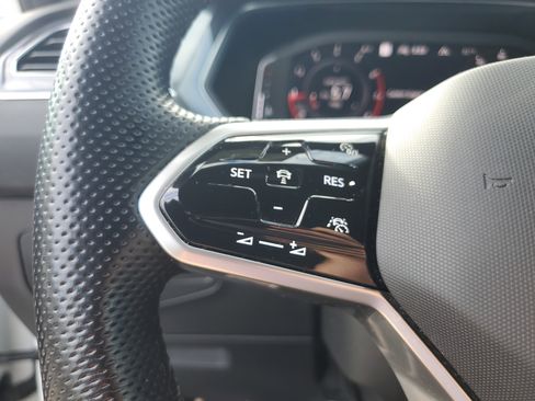 Certified 2022 Volkswagen Tiguan SEL R-Line image 30