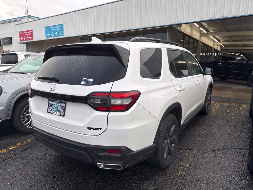 Used 2025 Honda Pilot Sport image 6