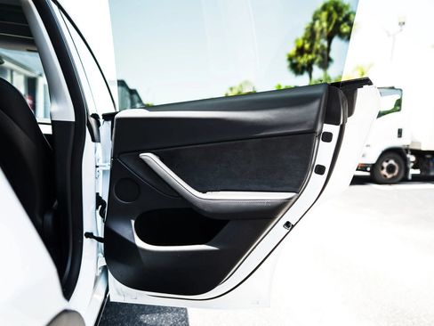Used 2024 Tesla Model Y 2WD image 23