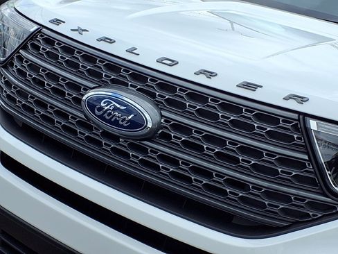 Used 2023 Ford Explorer XLT w/ Equipment Group 202A AWD/4WD image 32