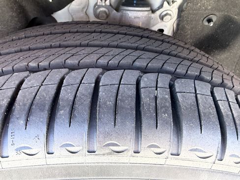 Used 2020 Ford Explorer Platinum w/ Premium Technology Package image 32