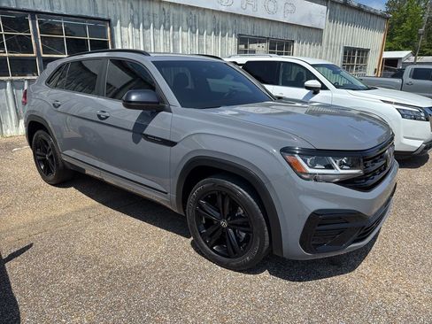 Used 2023 Volkswagen Atlas Cross Sport SEL R-Line AWD/4WD image 2