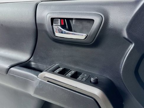 Used 2019 Toyota Tacoma TRD Off-Road AWD/4WD image 14