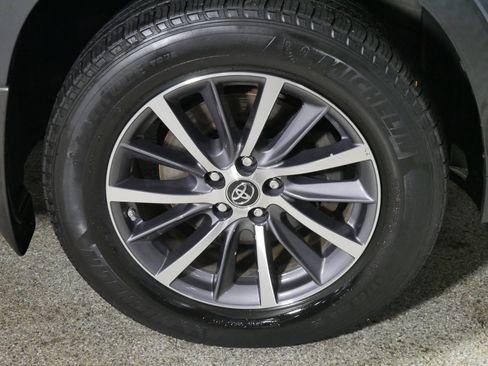 Used 2017 Toyota Highlander XLE AWD/4WD image 15